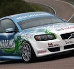 En Volvo V40 RC-tävlingsbil kör nerför en backe. (AI text)