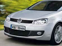 En Volkswagen Golf kör ner vägen. (AI text)