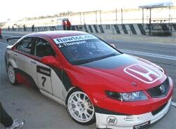 En racebil är parkerad på en racerbana. (AI text)