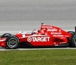 En röd IndyCar tävlar nerför banan. (AI text)