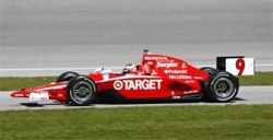 En röd IndyCar tävlar nerför banan. (AI text)