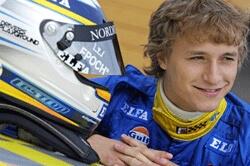 En ung man i en racingdräkt (AI text)