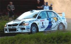 en rallybil körande längs en grusväg (AI text)