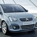 En liten bil kör på en bro. (AI text)