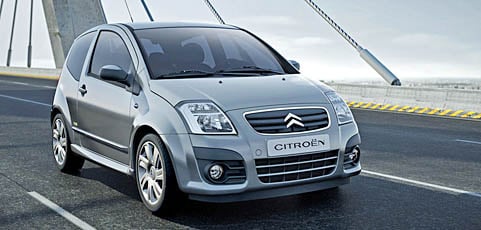 En liten bil kör på en bro. (AI text)