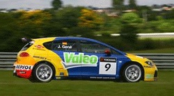 En Volkswagen Polo-bil tävlar på en racerbana. (AI text)