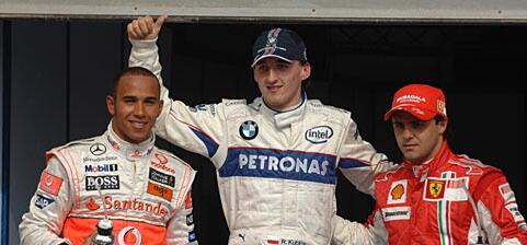 person och person på pallen vid grand prix (AI text)