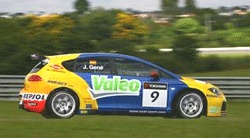 En Volkswagen Polo racingbil på en bana. (AI text)