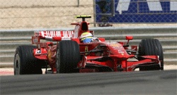 En Ferrari F1-bil kör längs banan. (AI text)