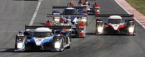 en grupp racerbilar på en bana (AI text)