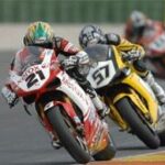 Motogp-förare tävlar på en bana. (AI text)