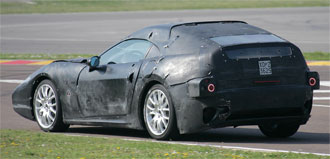 En Ferrari F12 påträffades på en racebana. (AI text)