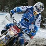 En terrängcyklist i snön (AI text)