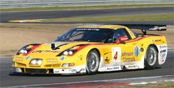 En Corvette C6-racebil på en bana. (AI text)