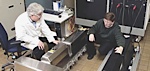 två personer i ett laboratorium (AI text)