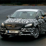 Mercedes-Benz GLS SUV spåras i skymningens ljus. (AI text)