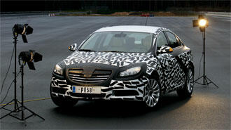 Mercedes-Benz GLS SUV spåras i skymningens ljus. (AI text)