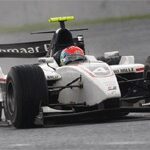 en racebil kör på en bana (AI text)