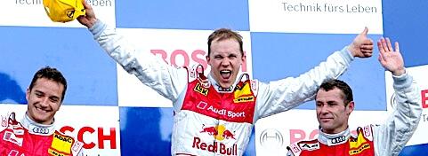 En racerförare och hans team fester efter segern i loppet. (AI text)