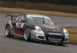 En Porsche 911 GT3 RS-racingbil på en racerbana. (AI text)