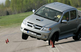 En Toyota Hilux kör på en racerbana. (AI text)