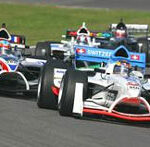 En grupp racebilar på en bana (AI text)