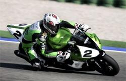 En grön motorsportcyklist på en bana (AI text)