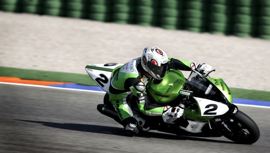 En motorcykelpilott på en bana (AI text)