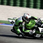 En motorcykelpilott på en bana (AI text)