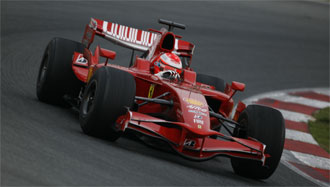 En Ferrari F1-bil kör på en bana. (AI text)