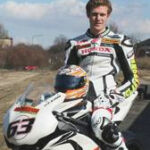 En ung man i en motorcykelklänning poserar på sin motorcykel. (AI text)