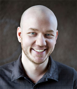 En man leder ett brett leende framför en bil. (AI text)