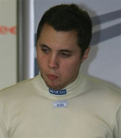 en raceförare i ett vitt skjortan (AI text)