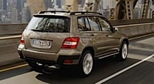 En Mercedes GLK-klass SUV kör över en bro. (AI text)