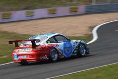 En racebil kör längs banan. (AI text)