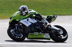 En grön motorsportsförare på en bana. (AI text)