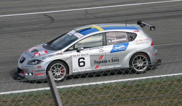 En racingbil kör på en bana. (AI text)