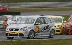 en grupp bilar på en racebana (AI text)