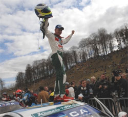 En rallyförare firar efter att ha vunnit rallyt. (AI text)