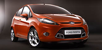 En Ford Fiesta visas i en mörk rum. (AI text)