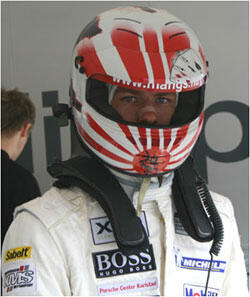 en racer i hjälm (AI text)