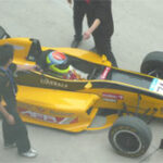 En racerbil är parkerad på en bana. (AI text)