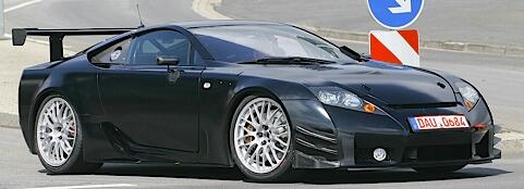 En svart sportbil kör nerför en gata. (AI text)