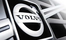 Volvo-logotypen syns på ratet på bilen. (AI text)