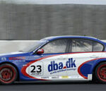 En BMW M3 racingbil på en bana. (AI text)