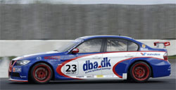 En BMW M3 racingbil på en bana. (AI text)