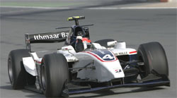 En racingbil kör nedför banan. (AI text)