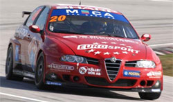 En racebil kör på en bana. (AI text)