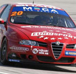 En racebil kör på en bana. (AI text)