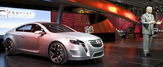 En man står bredvid en bil. (AI text)